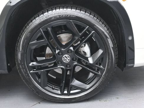 Used 2025 Volkswagen Tiguan SE R-Line FWD image 28