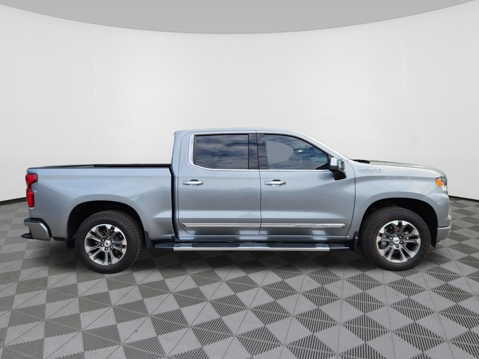 Used 2024 Chevrolet Silverado 1500 High Country w/ Technology Package AWD/4WD image 6