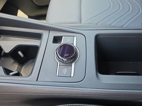 Used 2025 Volkswagen Tiguan SE FWD image 25