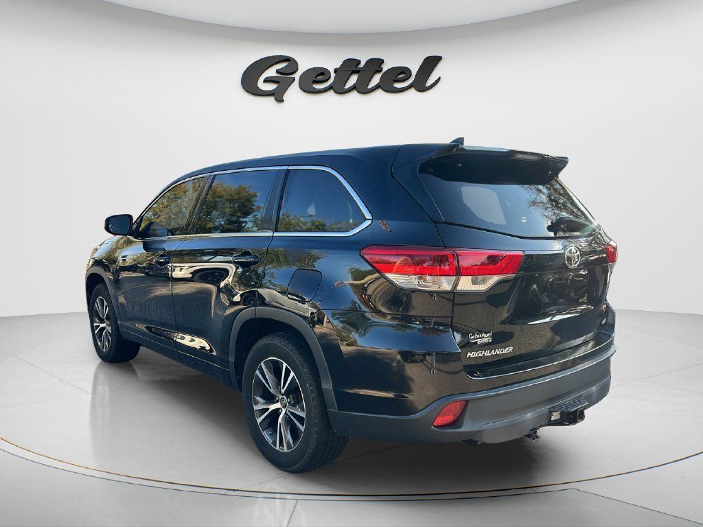 Used 2017 Toyota Highlander Plus FWD image 7