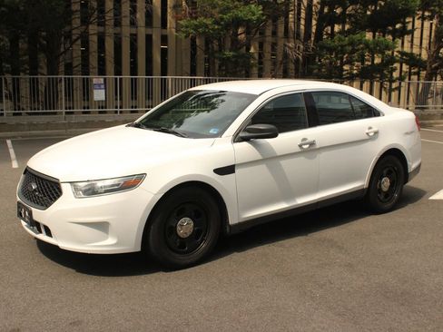 Used 2019 Ford Taurus Police Interceptor AWD image 12