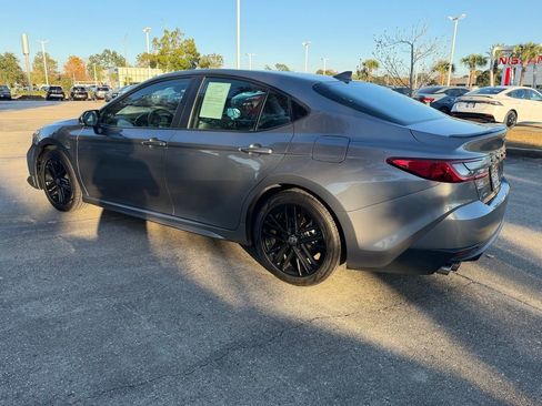 Used 2025 Toyota Camry SE image 3