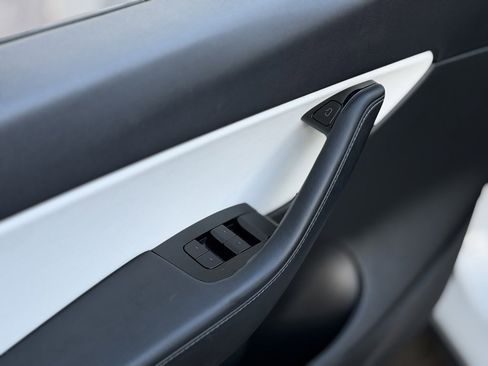 Used 2021 Tesla Model Y Long Range image 28