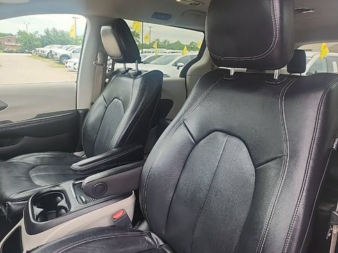 Used 2022 Chrysler Pacifica Touring-L w/ Uconnect Theater Family Group FWD image 19