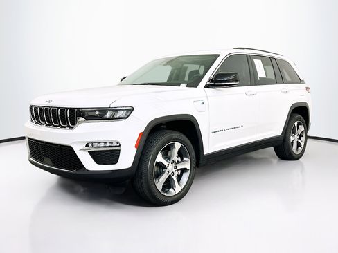 Used 2023 Jeep Grand Cherokee 4WD 4xe image 3