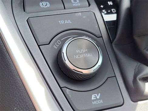 Used 2025 Toyota RAV4 XLE image 28