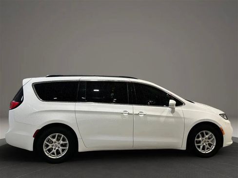 Used 2022 Chrysler Pacifica Touring-L FWD image 6