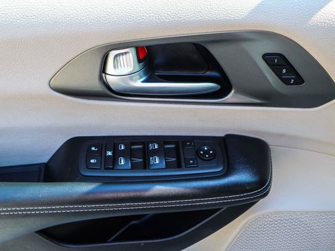 Used 2021 Chrysler Pacifica Touring-L FWD image 37