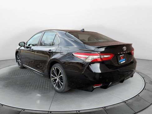 Used 2019 Toyota Camry SE image 3