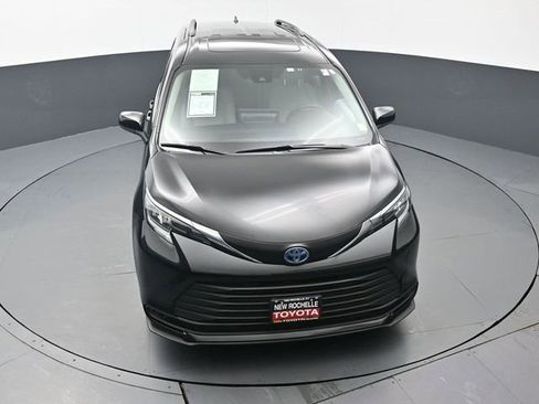 Used 2025 Toyota Sienna LE image 52