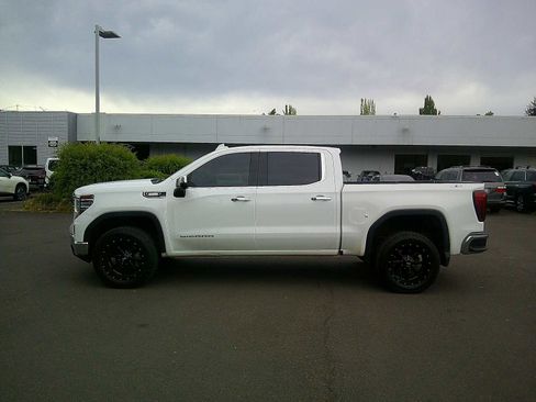 Used 2022 GMC Sierra 1500 SLT w/ X31 Off-Road Package AWD/4WD image 2