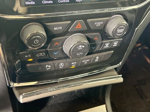 Used 2022 Jeep Grand Cherokee Limited image 16