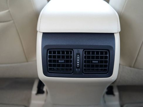 Used 2016 Toyota Camry XLE image 19