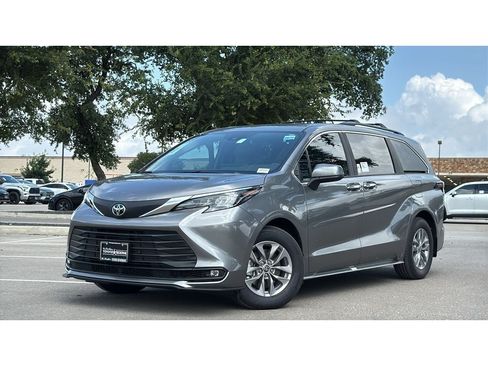 New 2026 Toyota Sienna XLE FWD image 36