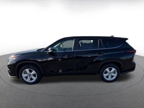 Used 2025 Toyota Highlander LE image 9