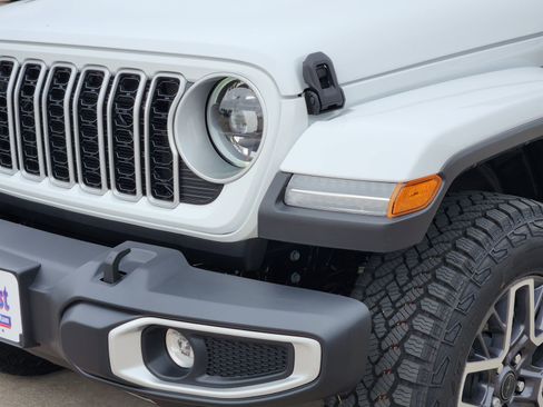 New 2026 Jeep Wrangler Unlimited Sahara AWD/4WD image 10