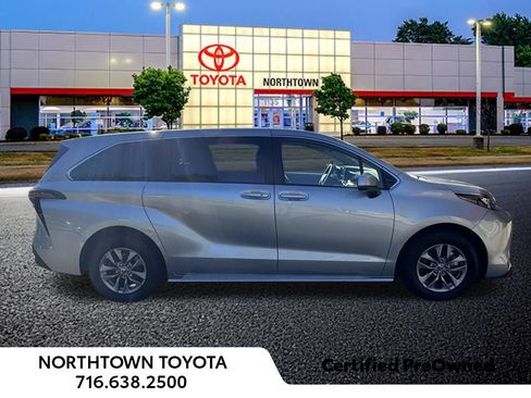 Used 2025 Toyota Sienna LE FWD image 9