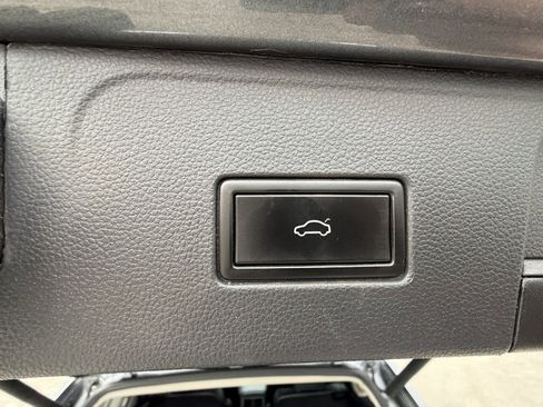 Used 2019 Volkswagen Atlas SEL Premium image 25