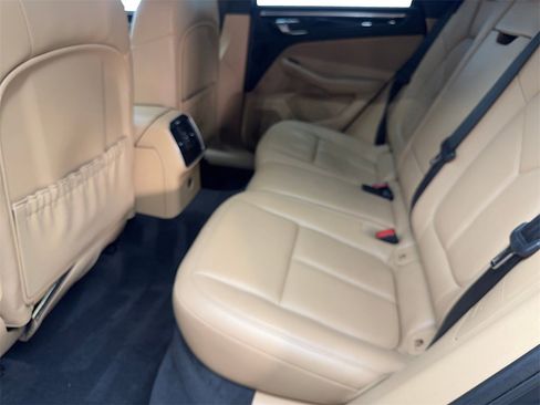 Used 2018 Porsche Macan image 32