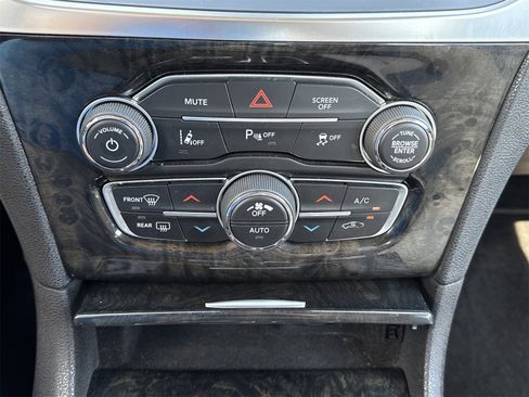 Used 2018 Chrysler 300 Limited w/ Safetytec Plus Group image 27