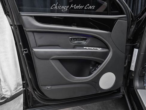 Used 2023 Bentley Bentayga Plug-In Hybrid image 35