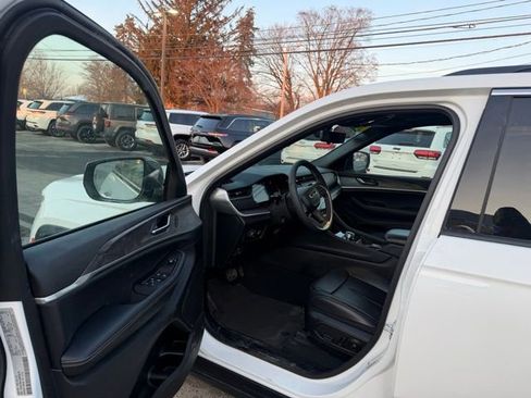 Certified 2025 Jeep Grand Cherokee Limited w/ Luxury Tech Group II image 12