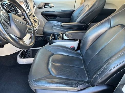 Used 2020 Chrysler Pacifica Touring-L w/ Tire & Wheel Group image 15