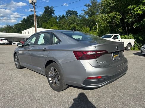 Used 2024 Volkswagen Jetta SE FWD image 6