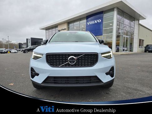Used 2025 Volvo XC40 B5 Plus w/ Protection Package Premier image 3