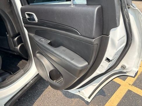 Used 2020 Jeep Grand Cherokee Laredo AWD/4WD image 12