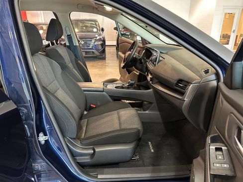 Used 2025 Nissan Rogue SV FWD image 37