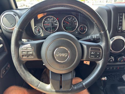 Used 2015 Jeep Wrangler Unlimited Sahara w/ Connectivity Group AWD/4WD image 19
