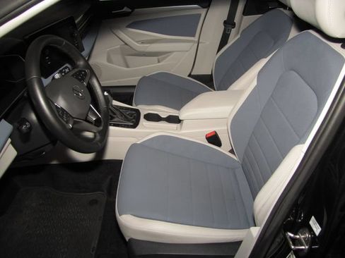 Used 2025 Volkswagen Jetta SE FWD image 9