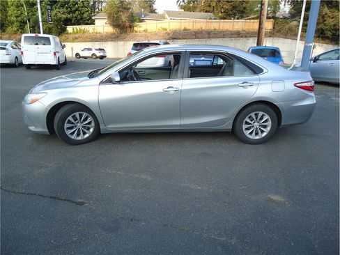 Used 2015 Toyota Camry LE FWD image 9