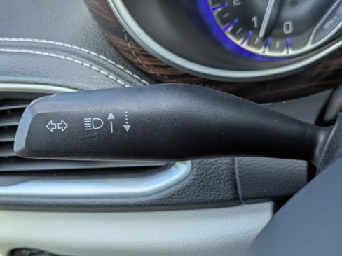 Used 2023 Chrysler Pacifica Limited image 19