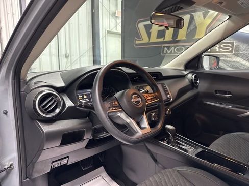 Used 2023 Nissan Kicks SV image 6