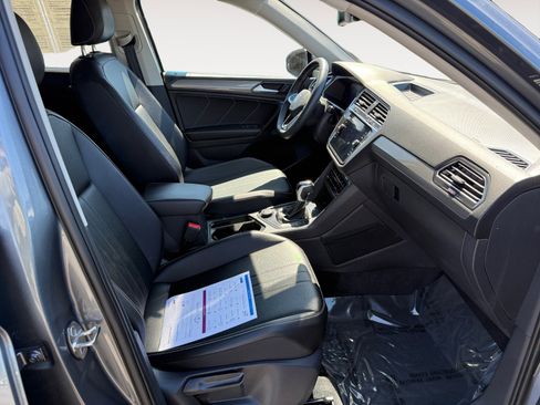 Used 2022 Volkswagen Tiguan SE image 19