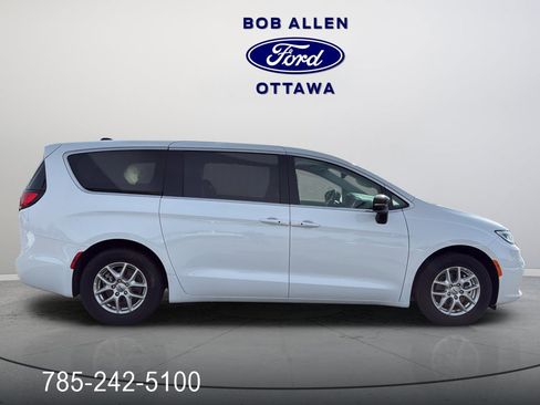 Used 2024 Chrysler Pacifica Touring-L image 26