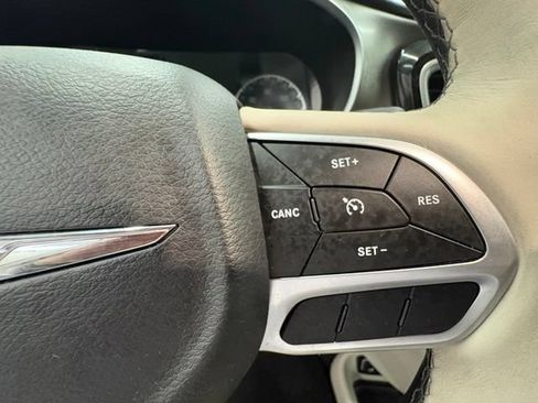 Used 2018 Chrysler Pacifica Limited w/ Tire & Wheel Group FWD image 21
