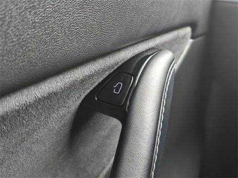 Used 2020 Tesla Model Y Long Range image 32