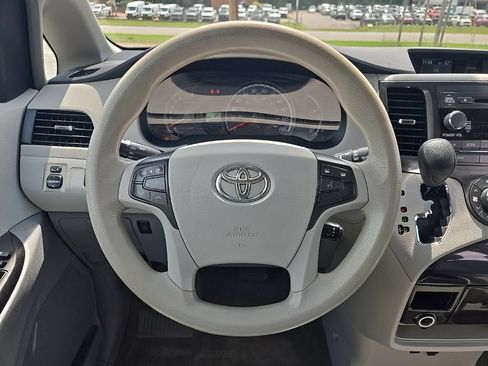 Used 2014 Toyota Sienna LE FWD image 4