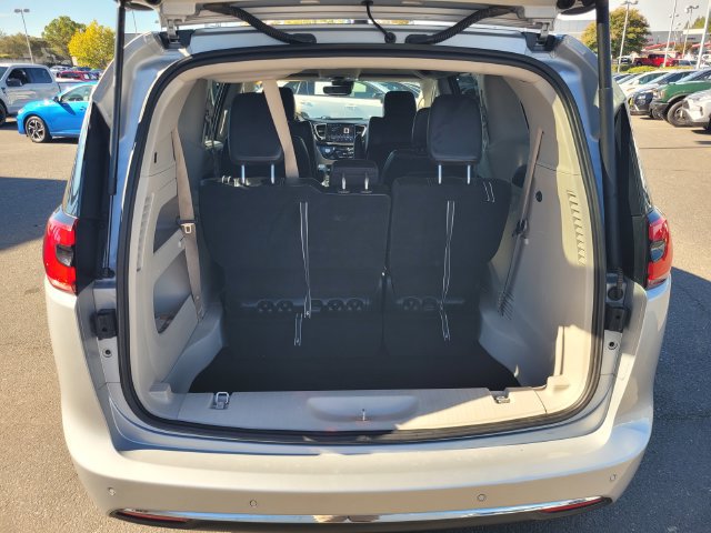 Used 2023 Chrysler Pacifica Touring-L FWD image 11