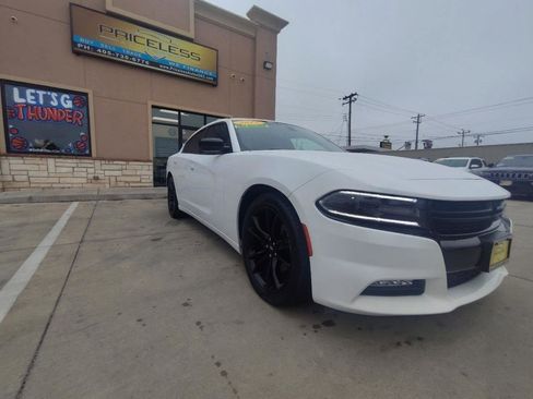 Used 2017 Dodge Charger SXT w/ Blacktop Package RWD image 2