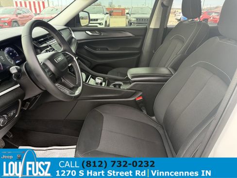 Used 2023 Jeep Grand Cherokee Laredo image 13