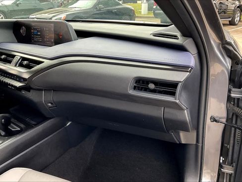 Used 2019 Lexus UX 200 image 15