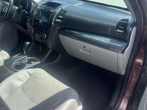 Used 2011 Kia Sorento SX FWD image 9