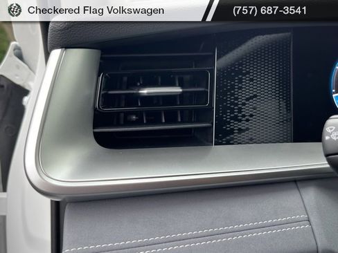 New 2025 Volkswagen Tiguan SE image 29