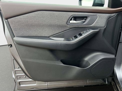 Used 2022 Nissan Rogue SV image 18