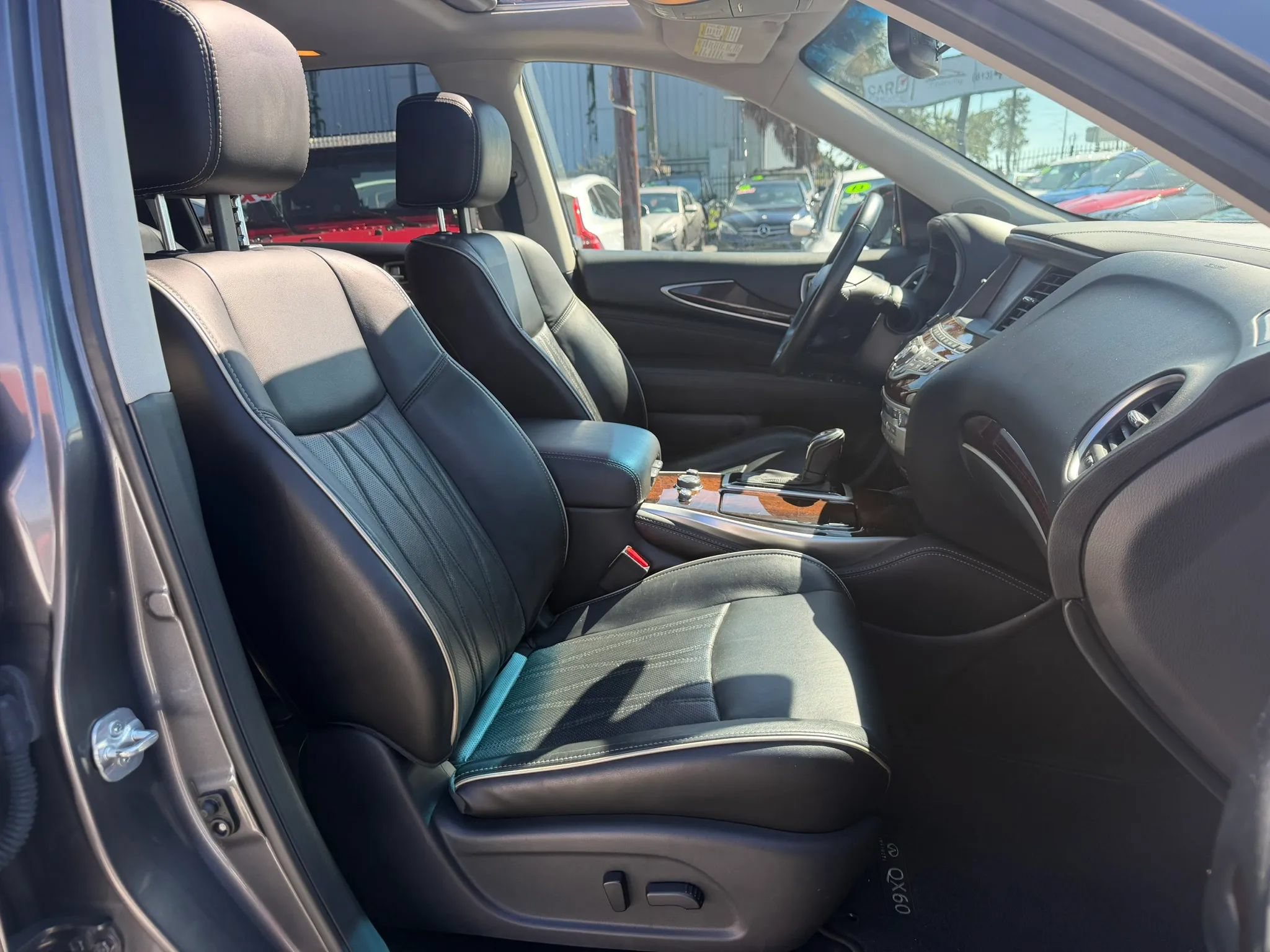 Used 2016 INFINITI QX60 Luxe w/ Deluxe Technology Package AWD/4WD image 12
