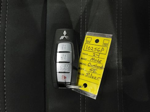 Used 2024 Mitsubishi Outlander SE image 30